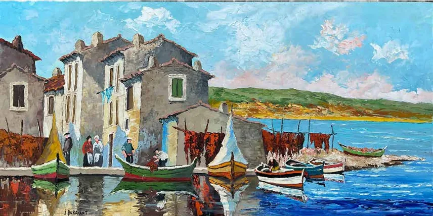 Village de pêcheurs au bord d'un canal, maisons aux volets colorés, barques amarrées et personnages sur le quai.
