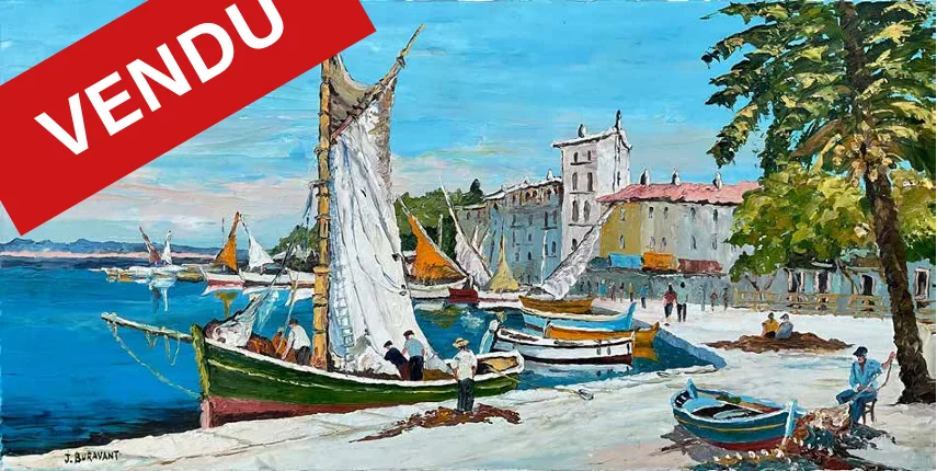 Voilier au grand mât amarré près d'un quai animé, immeubles clairs à l'arrière-plan ; un bandeau rouge « VENDU » barre l'image.
