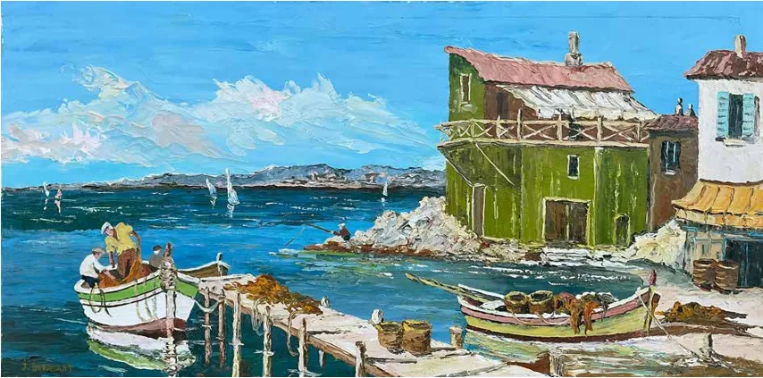 Bord de mer avec un cabanon de pêcheur vert, barques au repos sur l'eau turquoise et voiliers au loin.