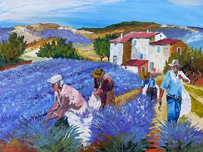 Cueilleurs de lavande dans un champ violet, mas provençal et collines en arrière-plan.