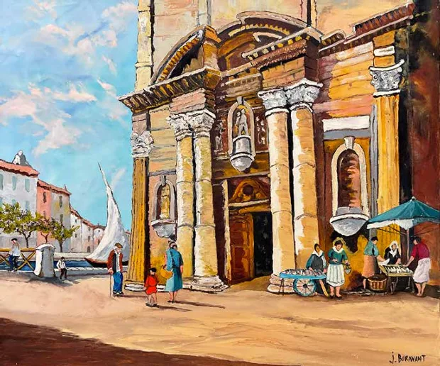 Façade d'église provençale avec clocher, marché aux poissons ambulant et passants sur le parvis, voilier au loin.