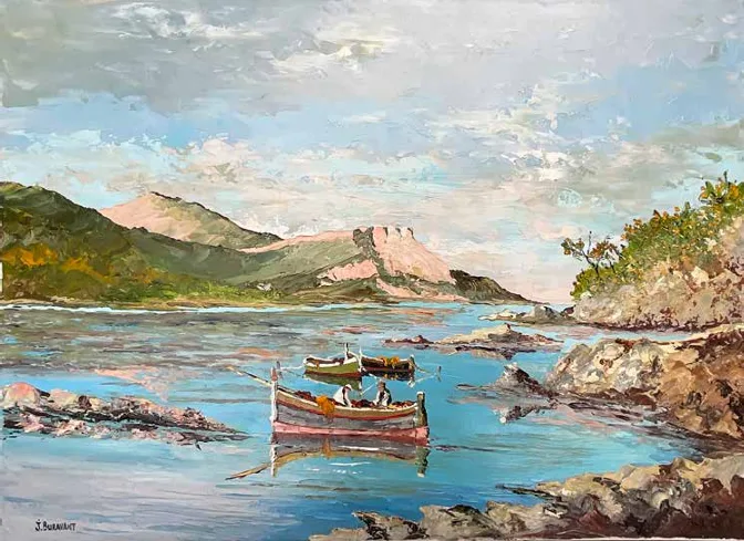 Barques de pêcheurs sur une crique calme, collines et falaise rosée en arrière-plan sous un ciel nuageux.