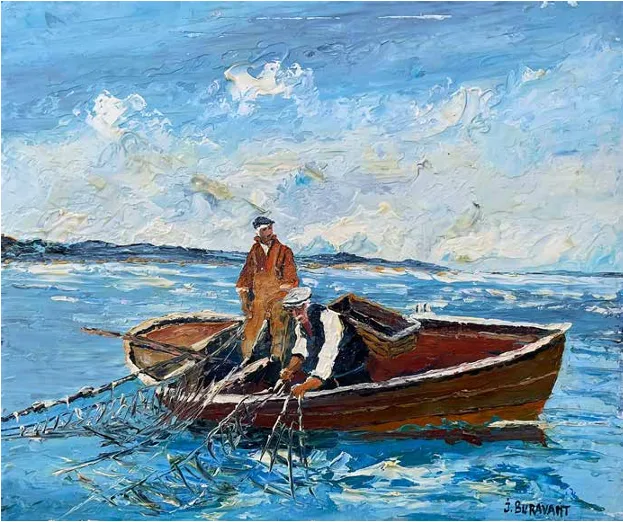 Deux pêcheurs sur une barque relevant leurs filets, sous un ciel nuageux et lumineux.