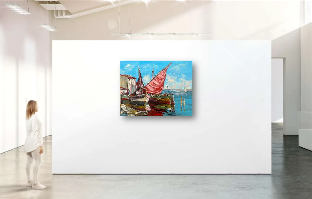 Mise en situation : la toile « Voile rouge » accrochée sur un mur blanc dans une galerie, avec une visiteuse pour l'échelle.