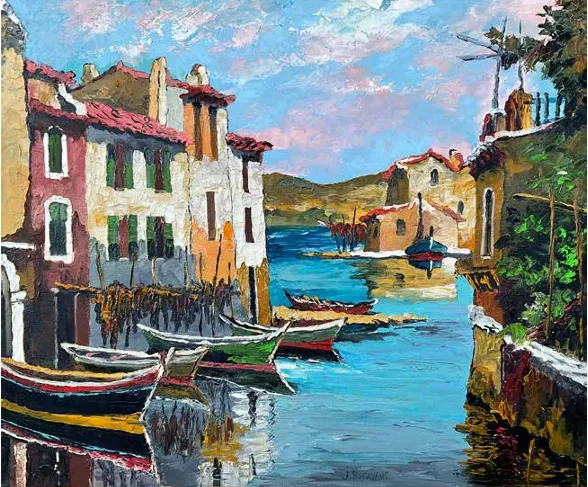 Ruelle et canal bordés de maisons colorées avec leurs reflets dans l'eau, barques amarrées au premier plan.