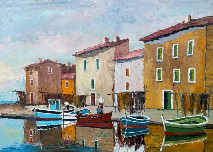 Rangée de maisons aux toits de tuiles au bord de l'eau, barques colorées amarrées, reflets au crépuscule.